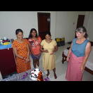 Dagmar musste den Kuchen anschneiden, den sie unseren Vermietern zu ihrem Geburtstag geschenkt hatte